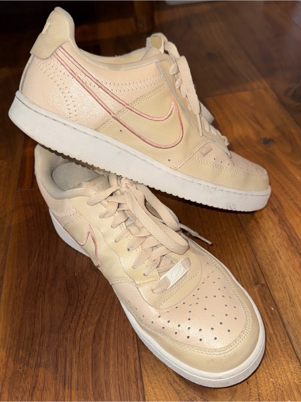 Nike Women’s Low-Top Sneakers in Cream with Pink Trim